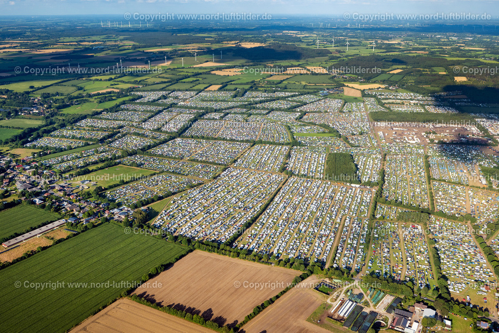 Wacken_Musik_Festival_ELS_5261060822 | WACKEN 06.08.2022 Besucher des Wacken Musik- Festivals auf dem Veranstaltungs- Konzertgelände an der Norderstraße in Wacken im Bundesland Schleswig-Holstein, Deutschland. Weiterführende Informationen bei: CTS EVENTIM AG & Co. KGaA,  ICS Festival Service GmbH,  SH Promotion GmbH&amp;Co.KG. // Participants in the Wacken music festival on the event concert area on street Norderstrasse in Wacken in the state Schleswig-Holstein, Germany. Further information at: CTS EVENTIM AG & Co. KGaA,  ICS Festival Service GmbH,  SH Promotion GmbH&amp;Co.KG. Foto: Martin Elsen