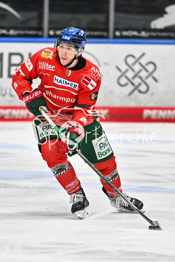 Augsburger Panther - Eisbären Berlin | AUGSBURG, GERMANY - 27. JANUARY: am Puck Kyle MAYHEW (Augsburger Panther 27) / Einzelfoto / Freisteller während dem Match zwischen den Augsburger Panthern und den Fischtown Pinguins am 43. Spieltag der Penny DEL im Curt Frenzel Stadion