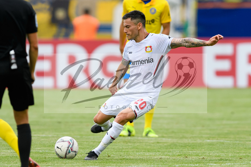 LLELEV20210807_186 | Fussball, Herren: Charles Aranguiz (Bayer 04 Leverkusen) in Aktion, am Ball, Einzelaktion beim Spiel der 1. Runde im DFB-Pokal zwischen 1. FC Lokomotive Leipzig und Bayer 04 Leverkusen im Bruno-Plache-Stadion am 07.08.2021 in Leipzig, Deutschland.DFB / DFL REGULATIONS PROHIBIT ANY USE OF PHOTOGRAPHS AS IMAGE SEQUENCES AND/OR QUASI-VIDEO. - Realisiert mit Pictrs.com