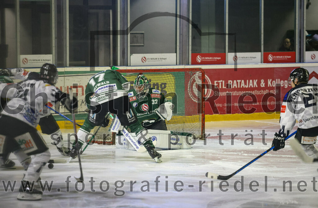 2024-01-26_007_TSV_Erding_gegen_HC_Landsberg | Erding, Deutschland, 26.01.2024:
Eishockey, Bayernliga Vorrunde 2023 / 2024, 28. Spieltag, TSV Erding gegen HC Landsberg, Endergebnis: 6:2

Elia Ostwald (Erding Gladiators, #17), Torwart Dimitri Pätzold (Erding Gladiators, #32)

Foto: Christian Riedel / fotografie-riedel.net
