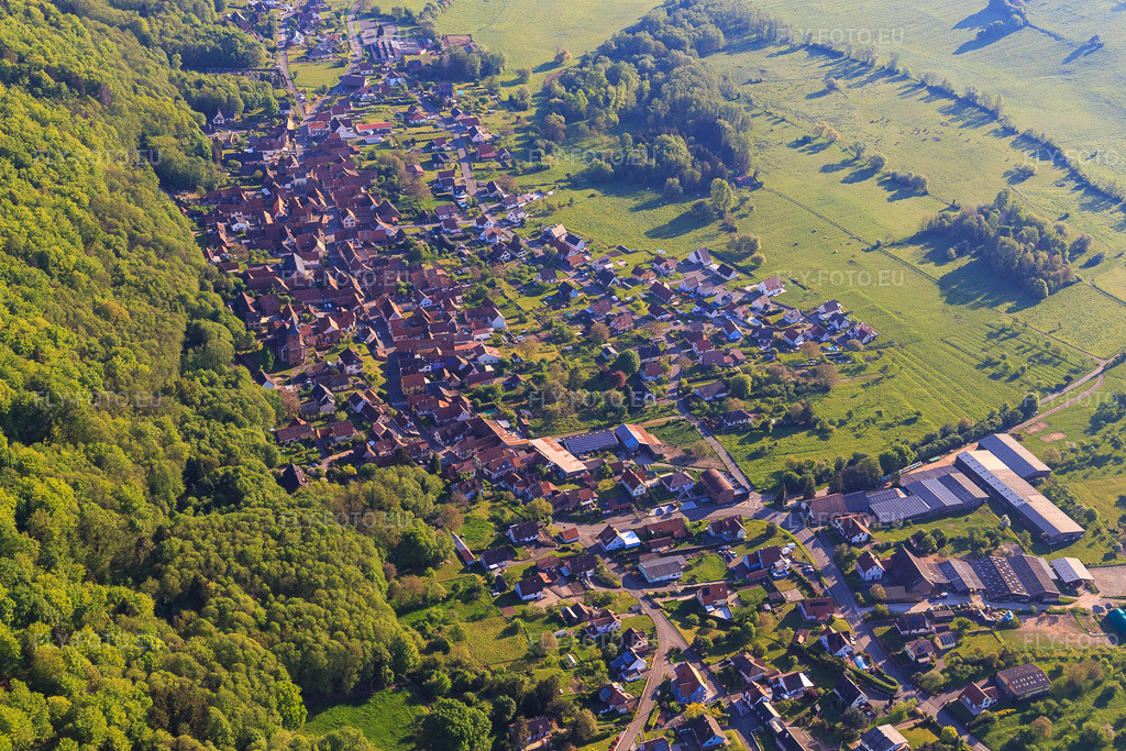 Vue aérienne: Vue d'une ville située en bordure des Vosges septentrionales, depuis le nord-ouest. à Saint-Jean-Saverne dans le département Bas Rhin, France. Photo: IMG_145954.jpg prise le 01/05/2025 par Werner Riehm/FLY-FOTO.eu – Résolution de l'original: 5103 x 3402 px