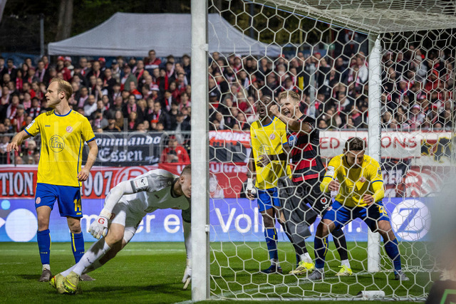 Third Division, FC Viktoria Köln vs Rot-Weiss Essen, 22.03.2026 | KÖLN, GERMANY - MARCH 22: Lars Dietz (Viktoria Köln, 2) celebrating the goal of Tim Kloss (Viktoria Köln, 18) during the third division match on gameday 30 between FC Viktoria Köln vs Rot-Weiss Essen at Sportpark Höhenberg on March 22, 2026 in Köln, Germany. DFL REGULATIONS PROHIBIT ANY USE OF PHOTOGRAPHS AS IMAGE SEQUENCES AND/OR QUASI-VIDEO.