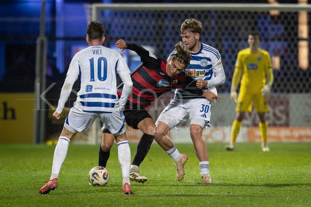 3. Liga: FC Viktoria Köln - MSV Duisburg, 21.12.2025 | Tim Kloss (Viktoria Köln, 18), Christian Viet (MSV Duisburg, 10) und Andy Visser (MSV Duisburg, 30) ; Köln, 21.12.2025, 19. Spieltag der 3. Fußball-Liga, FC Viktoria Köln - MSV Duisburg im Sportpark Hoehenberg in Köln.Die DFL-Bestimmungen verbieten die Verwendung von Fotografien als Bildsequenzen und / oder Quasi-Videos.