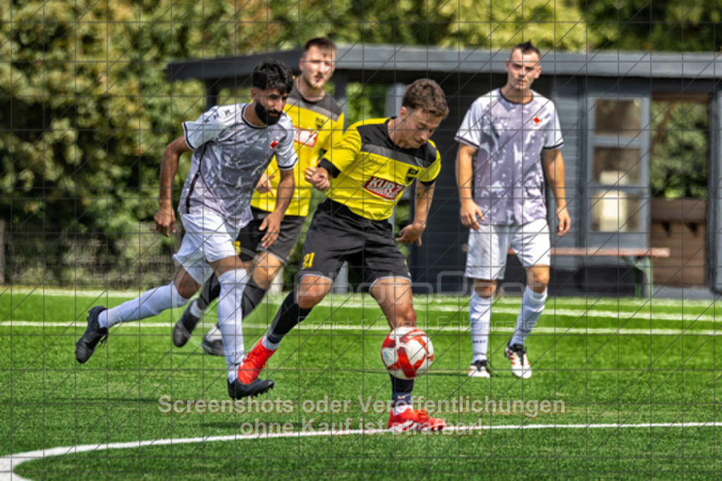 20250824_132634_0383-Bearbeitet | #,1.FC Heiningen II (gelb) vs. 1.Göppinger SV III (weiß), Fußball, Kreisliga B7 - Bezirk Neckar/Fils, 01. Spieltag, Saison 2025/2026, Kunstrasenplatz Sportzentrum Heiningen, Krautgarten 1, 73092 Heiningen, 24.08.2025 - 13:00 Uhr,Foto: PhotoPeet-Sportfotografie/Peter Harich