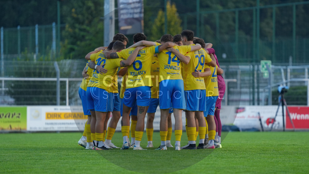 Fußball, Herren, Saison 2025/2026, Regionalliga Nordost, 6. Spieltag, FSV 63 Luckenwalde vs. VSG Altglienicke, Freitag 28.08.2025, Werner-Seelenbinder-Stadion Luckenwalde | Fußball, Herren, Saison 2025/2026, Regionalliga Nordost, 6. Spieltag, FSV 63 Luckenwalde vs. VSG Altglienicke, Freitag 28.08.2025, Werner-Seelenbinder-Stadion Luckenwalde, Im Bild: Der Mannschaftskreis des FSV 63 Luckenwalde. - Realisiert mit Pictrs.com