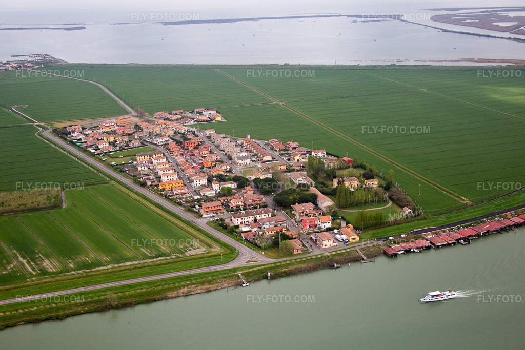 Aerial view: View of the town in Pila in the state Veneto, Italy. – Photo: IMG_087679.jpg taken on 04/09/2016 by Werner Riehm/FLY-FOTO.com – Resolution of the original: 5472 x 3648 px