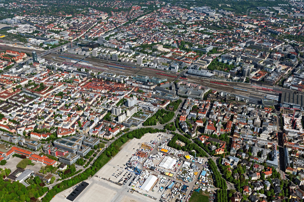 dr__0062798.jpg | MüNCHEN 29.04.2025 Stadtteil- Ansicht mit Blick auf Gleisanlagen, Streckenführung im Netz der Deutschen Bahn und Hauptbahnhof im inneren Stadtgebiet in München im Bundesland Bayern, Deutschland. Weiterführende Informationen bei: Deutsche Bahn AG. // District view with a view of track systems, route in the network of the Deutsche Bahn and central station in the inner city in Munich in the state Bavaria, Germany. Further information at: Deutsche Bahn AG. Foto: Daniel Reiter