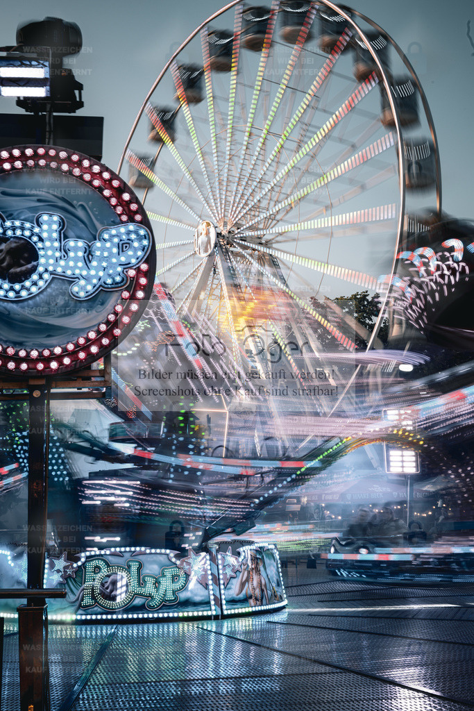 Kirmeslichter – Riesenrad und Polyp in Bewegung | Leuchtende Farben, Bewegung und Kirmesfeeling pur: Das Riesenrad und das Fahrgeschäft „Polyp“ verschmelzen in dieser Aufnahme zu einem faszinierenden Spiel aus Licht und Dynamik.Die Langzeitbelichtung verleiht der Szene einen fast magischen Charakter – ein Moment zwischen Energie und Nostalgie.Ein ideales Motiv für alle, die das bunte Leben der Kirmes lieben. - Realisiert mit Pictrs.com