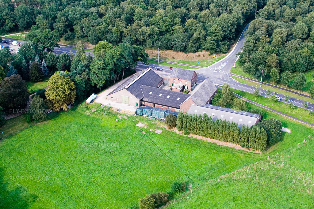 Aerial view: View of the town in De Hamert in the state Limburg, Netherlands. – Photo: IMG_12988.jpg taken on 08/31/2008 by Werner Riehm/FLY-FOTO.com – Resolution of the original: 3160 x 2107 px