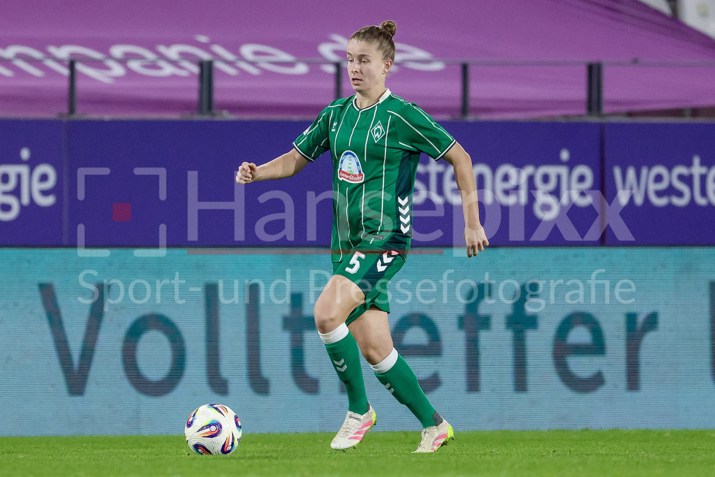 Fussball, Google Pixel Frauen-Bundesliga, SGS Essen - SV Werder Bremen | Michelle Ulbrich (SV Werder Bremen, 5) am Ball, Freisteller, Einzelbild, Ganzkörper, Aktion, Action, Spielszene, DIE DFB-RICHTLINIEN UNTERSAGEN JEGLICHE NUTZUNG VON FOTOS ALS SEQUENZBILDER UND/ODER VIDEOÄHNLICHE FOTOSTRECKEN. DFB REGULATIONS PROHIBIT ANY USE OF PHOTOGRAPHS AS IMAGE SEQUENCES AND/OR QUASI-VIDEO.