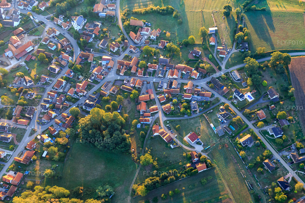 Luftbild: Ortsansicht von Südwesten in Gumbrechtshoffen im Bundesland Bas-Rhin in Frankreich. – Foto: IMG_111635.jpg vom 16.09.2018 durch Werner Riehm/FLY-FOTO.de – Auflösung des Originals: 3684 x 2456 px