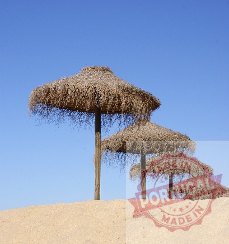 Straw parasols creating shade on sandy beach | Straw parasols standing on a sandy beach under a clear blue sky - Realisiert mit Pictrs.com