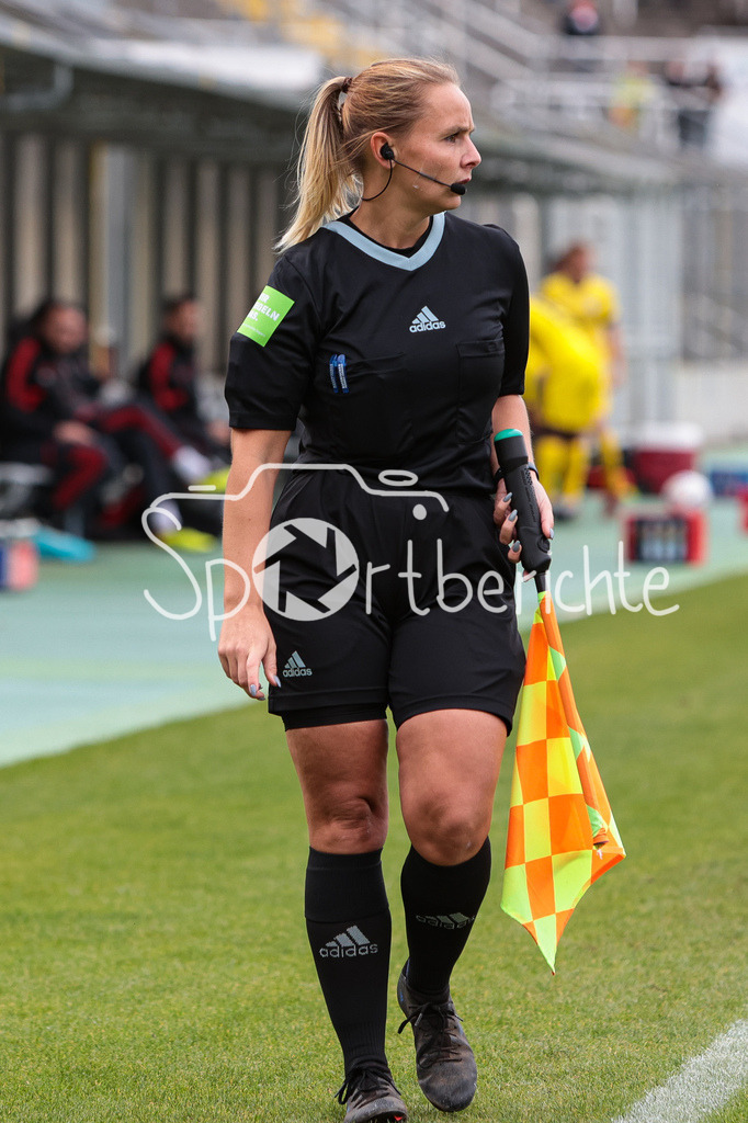 FC Bayern Amateure - FC Wuerzburger Kickers | Linienrichterin Paulina Koch in Aktion