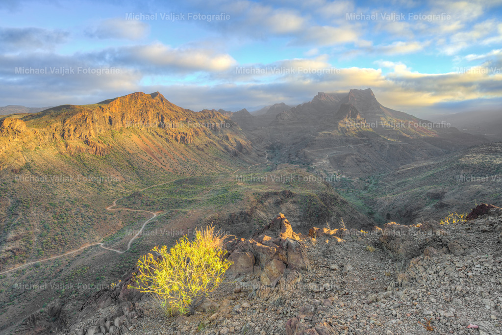 Mirador Astronómico de la Degollada de las Yeguas | Ein atemberaubender Sonnenaufgang über Gran Canaria, eingefangen vom Mirador Astronómico de la Degollada de las Yeguas: Die ersten Strahlen durchbrechen den Morgennebel, tauchen die Berge in goldenes Licht und enthüllen die wilde Schönheit der Insel in stiller, magischer Klarheit. - Realisiert mit Pictrs.com