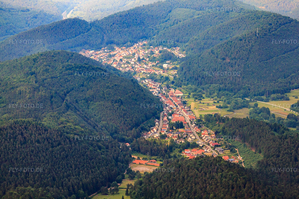 Luftbild: Ortsansicht aus Westen in Hinterweidenthal im Bundesland Rheinland-Pfalz in Deutschland. Foto: IMG_29325.jpg vom 25.06.2010 durch Werner Riehm/FLY-FOTO.de