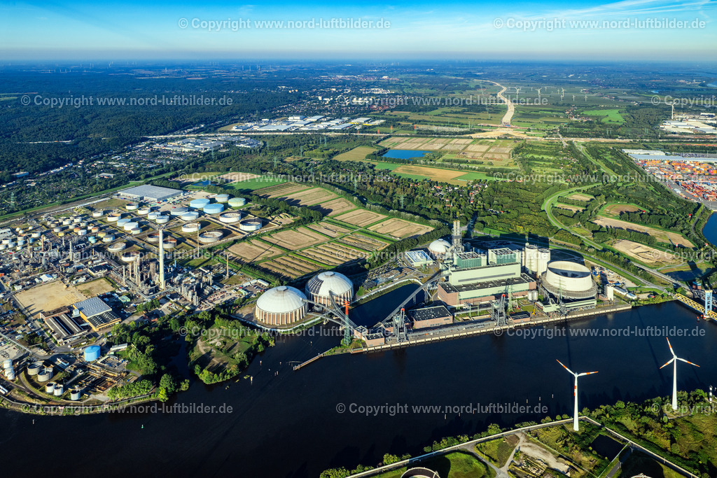 Hamburg_Moorburg_Kraftwerk_ELS_9396070923 | HAMBURG 07.09.2023 Kraftwerksanlagen und Abgas- Türme des Heizkraftwerkes Vattenfall Tiefstack in Hamburg Moorburg, Deutschland. Weiterführende Informationen bei: BAM Deutschland AG,  KMT Planungsgesellschaft mbH,  Wayss & Freytag Ingenieurbau AG. // Power plants and exhaust towers of thermal power station Vattenfall Tiefstack in Hamburg Moorburg, Germany. Further information at: BAM Deutschland AG,  KMT Planungsgesellschaft mbH,  Wayss & Freytag Ingenieurbau AG. Foto: Martin Elsen