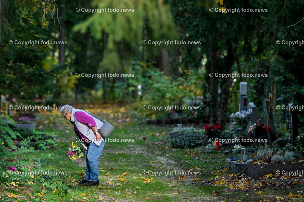 Friedhof_ Kreuz_ Kruzifix_ Jesu Christi_ Allerheiligen_ 26.10.2024-55 | 26.10.2024, Friedhof, AUT, Allerheiligen, Themenbilder im Bild Friedhof, Kreuz, Kruzifix, Jesu Christi, Allerheiligen, Engerl, Engel, Kerzen, Grab, Grablicht, Blumen, Skulptur, Grabstein, Symbolbild, Grablaterne, Grabkerze, Grabkerzen, Grablichter, Kerze, Grabkreuz, Gedenken, Bestattung, Verstorbene, Totenruhe, Grab, Urne, Blumenschmuck, Schmuck, Besucher, Feature, kreativ, creativ, Linz