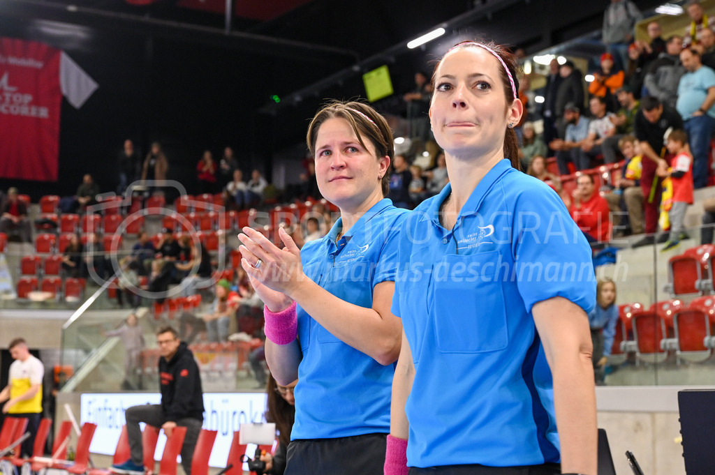 HC Rychenberg vs Floorball Köniz - 18. Dezember 2022 | HC Rychenberg vs Floorball Köniz
AXA Arena, Winterthur
Schiedsrichterinnen Corina Wehinger und Sandra Zurbuchen.
Bild: Sportfotografie Markus Aeschimann | www.markus-aeschimann.ch - Realisiert mit Pictrs.com