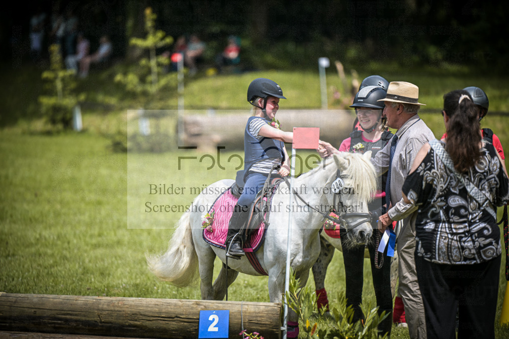 DOS_5868 | Entdecke hochwertige Reitturnierfotos von Foto Oger. Professionell, emotional und authentisch – jetzt Lieblingsmomente im Shop bestellen.Deutschlandweite Turnierfotografie. - Realisiert mit Pictrs.com