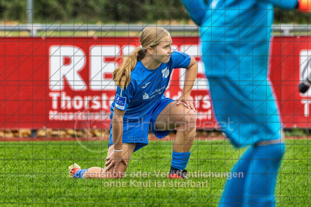 20261010_144036_0511-Bearbeitet_(c)_by_PhotoPeet | #,1.FC Donzdorf (schwarz) vs. SC Sand (blau), Fußball, EnBW-Oberliga B -Juniorinnen, 05. Spieltag, Saison 2026/2027, Rasenplatz Lautertal Stadion, Süßener Straße 16, 73072 Donzdorf, 10.10.2026 - 14:00 Uhr,Foto: PhotoPeet / Sport- &amp; Eventfotografie / Peter Harich