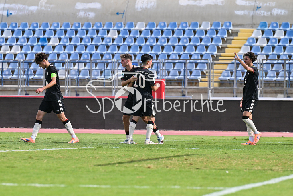 Papohs FC U19 - FC Bayern München U19 | Jubel der Bayern nach dem Treffer zum 0-1 durch Guido DELLA ROVERE (FCB #9) / Tor / Torschuetze / Freude / Happy / UEFA Youth League: Paphos FC U19 - FC Bayern München U19; Stelios Kyriakides Stadium am 30.09.2025