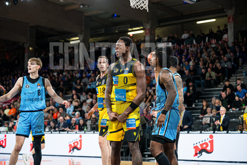 Basketball I Herren I Bundesliga I Saison 2025/2026 I 8. Spieltag I Veolia Towers Hamburg - MHP Riesen Ludwigsburg | Babacar Sane (0, MHP Riesen Ludwigsburg) steht unter dem Korb - Realisiert mit Pictrs.com