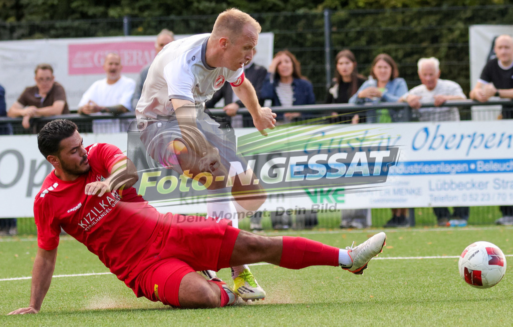 FC RW Kirchlengern - VfL Theesen | Auf dem Bild zu sehen: Grau FC RW Kirchlengern: Lennard Wüllner ; Rot VfL Theesen: Arian BerishaFC RW Kirchlengern, VfL Theesen, Saison 26/27, Westfalenliga, Kirchlengern, Deutschland - Realisiert mit Pictrs.com
