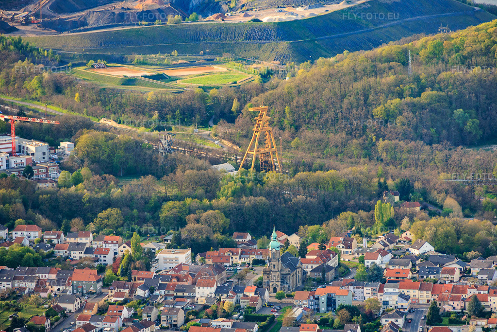 Vue aérienne: Chevalement historique de la mine Le puits Cuvelette Nord et église Saint-Maurice à le quartier Cité de la Chapelle in Freyming-Merlebach dans le département Moselle, France.Photo: IMG_154279.jpg prise le 17/04/2026 par Werner Riehm/FLY-FOTO.euRésolution de l'original: 5808 x 3872 px