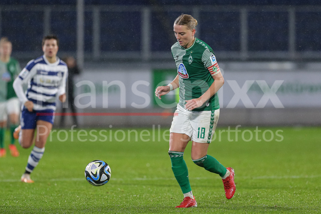 Fussball, Google Pixel Frauen-Bundesliga, MSV Duisburg - SV Werder Bremen | v.li.: Lina Hausicke (SV Werder Bremen, 18) am Ball, Einzelbild, Ganzkörper, Aktion, Action, Spielszene, DIE DFB-RICHTLINIEN UNTERSAGEN JEGLICHE NUTZUNG VON FOTOS ALS SEQUENZBILDER UND/ODER VIDEOÄHNLICHE FOTOSTRECKEN. DFB REGULATIONS PROHIBIT ANY USE OF PHOTOGRAPHS AS IMAGE SEQUENCES AND/OR QUASI-VIDEO.