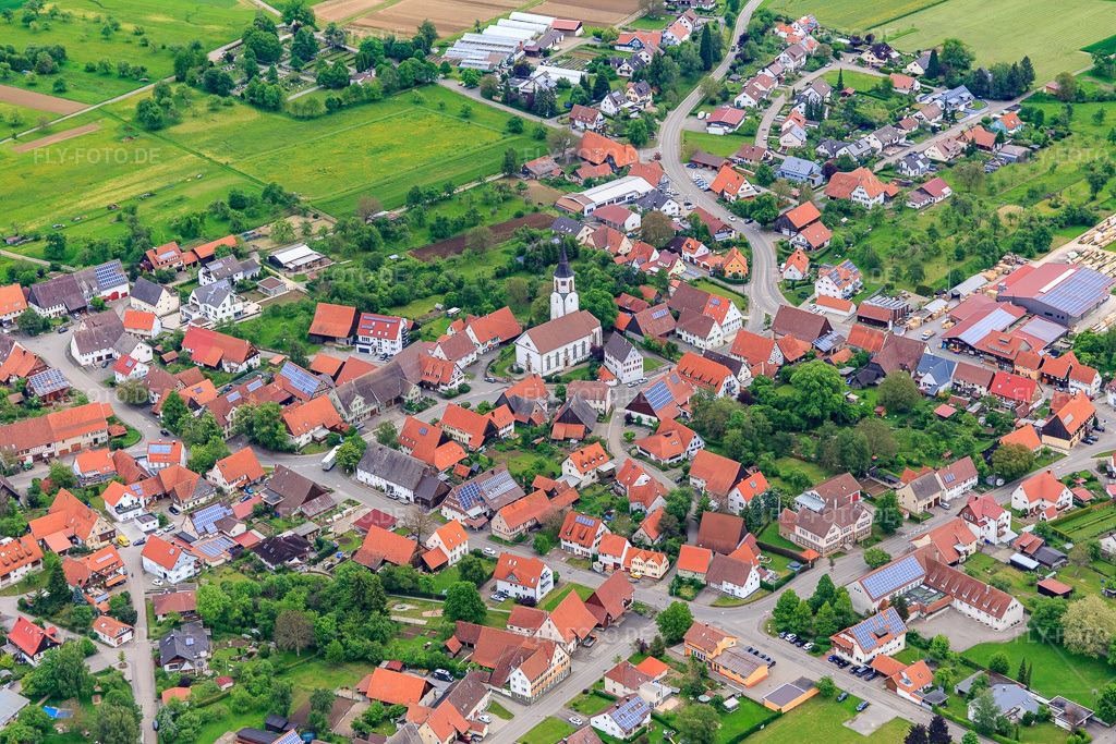 Luftbild: Dorfansicht aus Südwesten mit Medarduskirche im Ortsteil Ostdorf in Balingen im Bundesland Baden-Württemberg in Deutschland. Foto: IMG_114644.jpg vom 31.05.2019 durch Werner Riehm/FLY-FOTO.deKirchengemeinde Ostdorf, Geislingen, Erlaheim, Binsdorf | Evangelische Kirchengemeinde Ostdorf-Geislingen