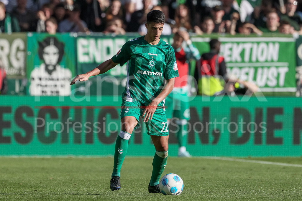 Fussball, Bundesliga, SV Werder Bremen - SC Freiburg | v.li.: Julian Malatini (SV Werder Bremen, 22) am Ball, Freisteller, Einzelbild, Ganzkörper, Aktion, Action, Spielszene, DIE DFL-RICHTLINIEN UNTERSAGEN JEGLICHE NUTZUNG VON FOTOS ALS SEQUENZBILDER UND/ODER VIDEOÄHNLICHE FOTOSTRECKEN. DFL REGULATIONS PROHIBIT ANY USE OF PHOTOGRAPHS AS IMAGE SEQUENCES AND/OR QUASI-VIDEO.