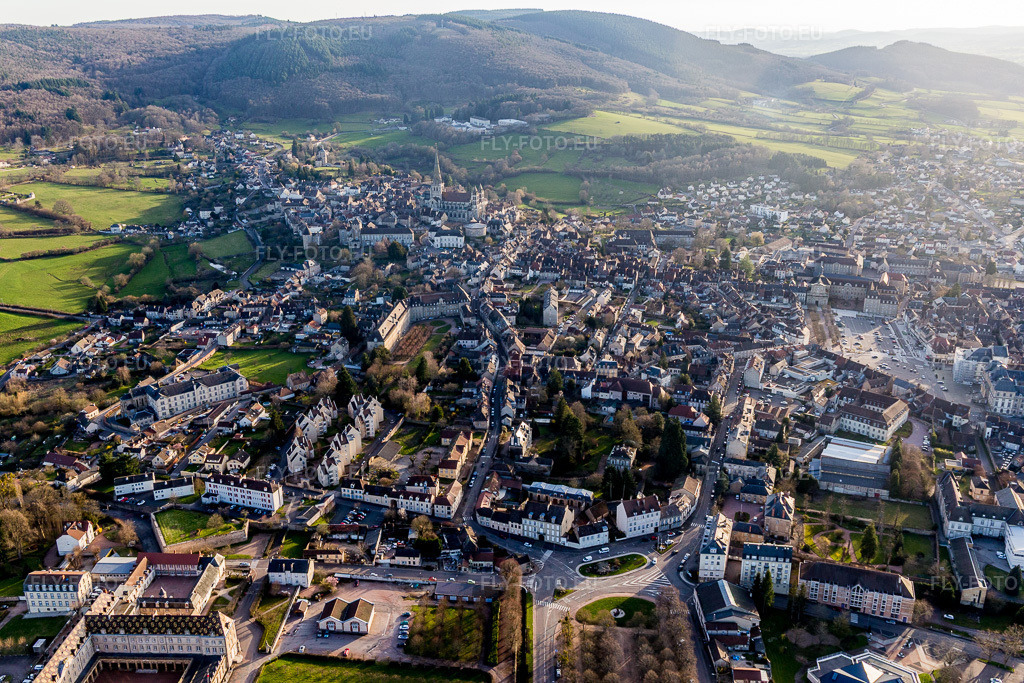 Vue aérienne: (Bourgogne) à Autun dans le département Saône et Loire, France. Photo: IMG_105466.jpg prise le 01/04/2018 par Werner Riehm/FLY-FOTO.euRésolution de l'original: 5472 x 3648 px