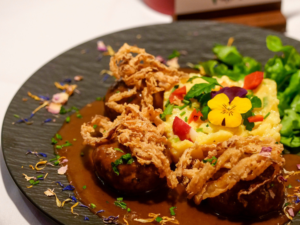 Vegan | Ludwigsburg - Vor mehr als vier Jahren hat in Ludwigsburg ein rein veganes Restaurant eröffnet - V-Bandits am Kaffeeberg. Im Bild: Vleischküchle (mit Absicht mit V geschrieben) - Realisiert mit Pictrs.com