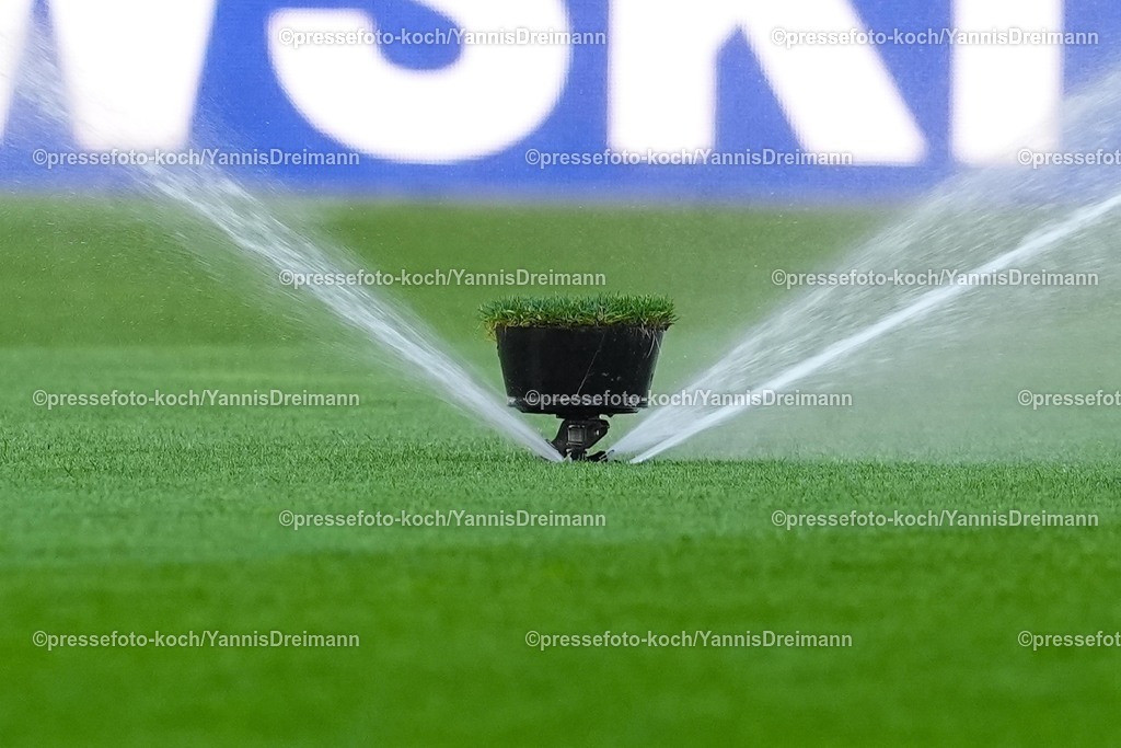xYDRx02112502033 | 02.11.2025, xydrx, Fußball, 3.Liga, Rot-Weiss Essen - 1.FC Schweinfurt 05, Saison 2025 2026, Stadion an der Hafenstraße: Feature zum Thema Wasserverbrauch im Profifußball    DFB regulations prohibit any use of photographs as image sequences and or quasi-video.