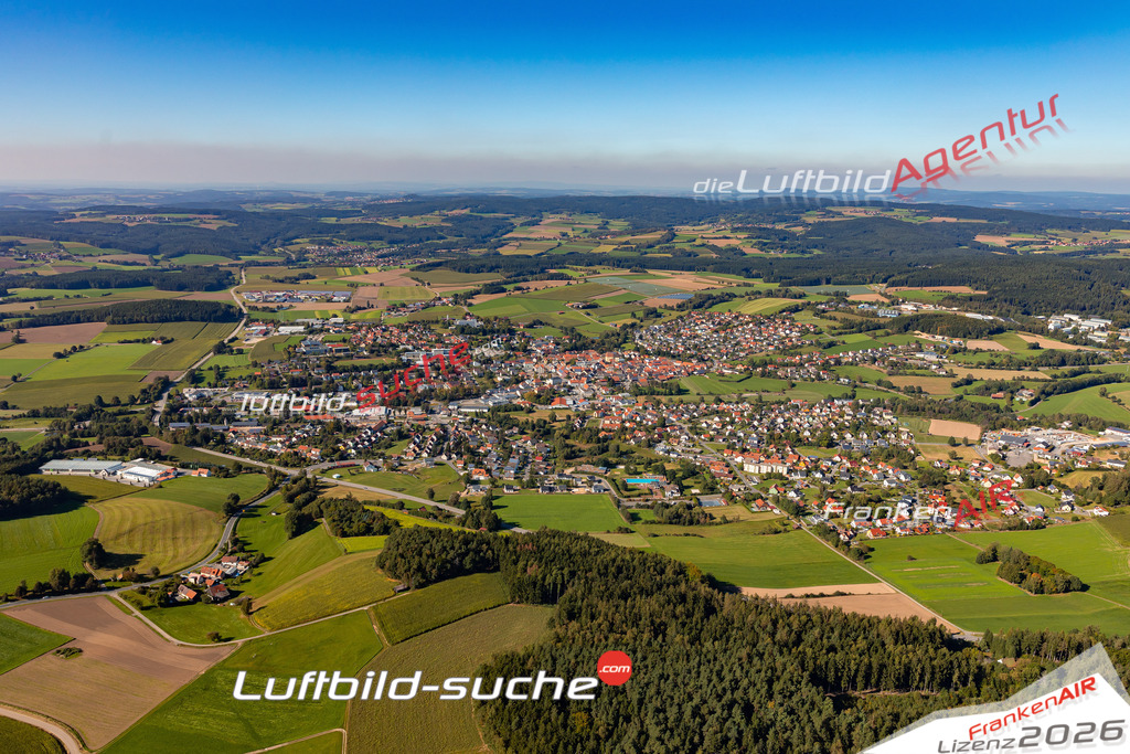 Das Luftbild der Stadt Oberviechtach wurde 2021 vom Flugzeug heraus erstellt (keine Drohne) Aufnahmehöhe ca.450 Meter- hohe Bildauflösung und Druck-Qualität garantiert!