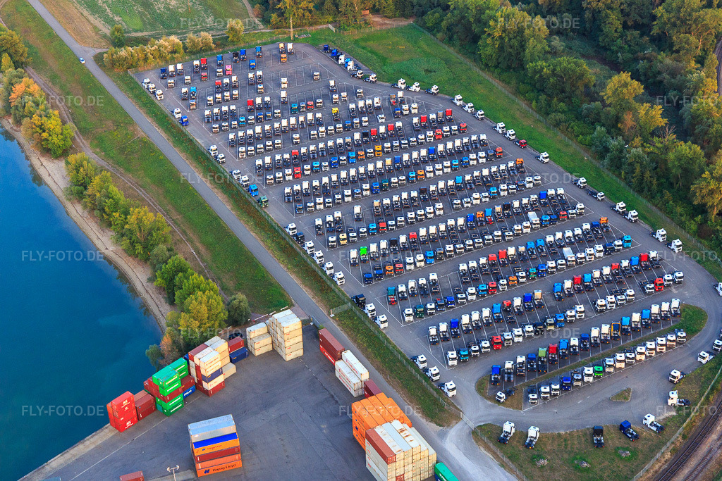 Luftbild: Daimler-LKW-Lager am Rhein im Ortsteil Maximiliansau in Wörth im Bundesland Rheinland-Pfalz in Deutschland. Foto: IMG_110769.jpg vom 05.09.2018 durch Werner Riehm/FLY-FOTO.de