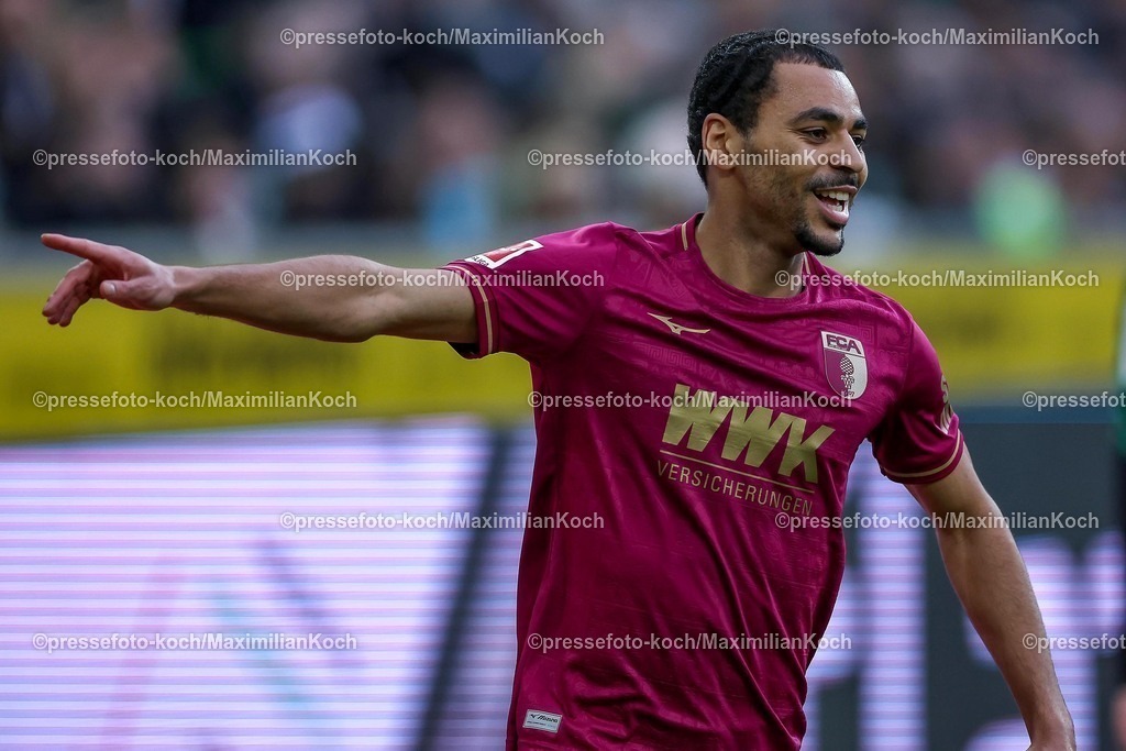 BMG21022501065 | 22.02.2025, Fußball, Borussia Mönchengladbach - FC Augsburg, 1. Fußball Bundesliga, Borussia-Park, Saison 2024 2025: Torjubel nach dem 1:0 durch Torschütze Alexis Claude-Maurice (FC Augsburg #20)DFB regulations prohibit any use of photographs as image sequences and or quasi-video.