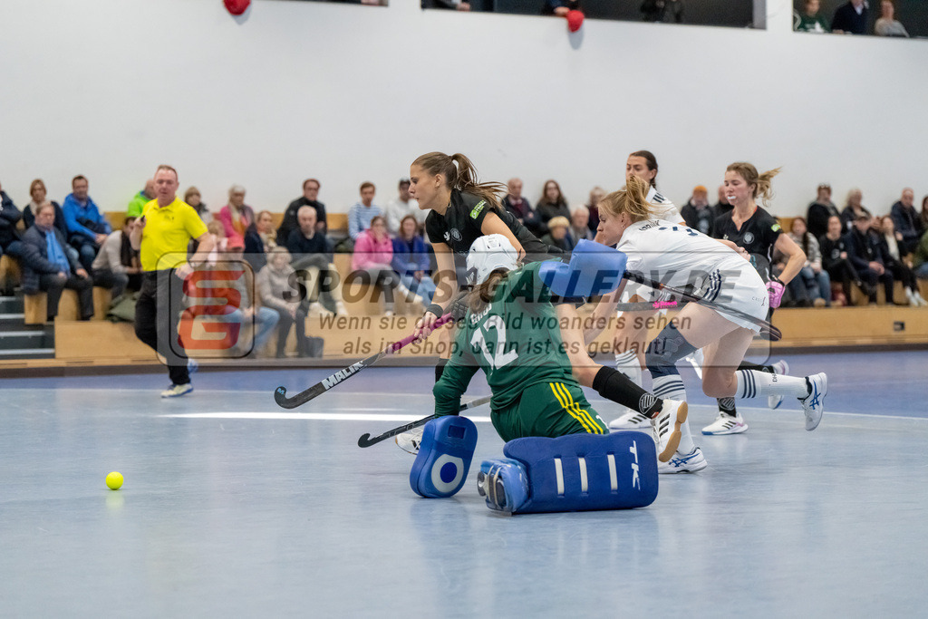 HK_20241201_109486 | 1. Bundesliga Halle Damen Düsseldorfer HC - Schwarz Weiss Köln am 1.12.2024 DHC, Düsseldorf , Mailin Evert ( Schwarz Weiss Köln #8 ) , Tizia Gross ( Düsseldorfer HC #12 ) , Annika Sprink ( Düsseldorfer HC #3 )