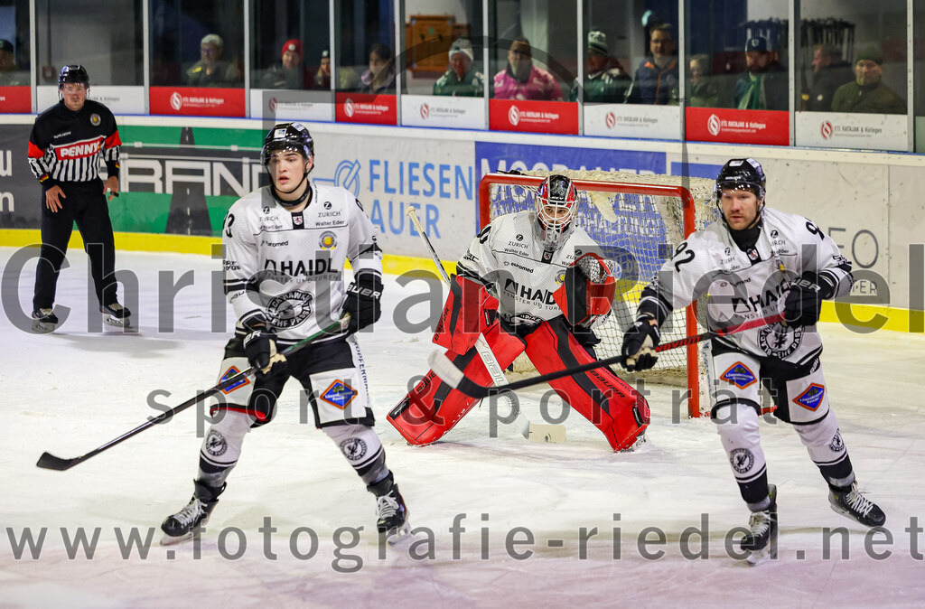 2025-11-25_148_TSV_Erding_gegen_EHF_Passau_Black_Hawks | Erding, Deutschland, 25.11.2025:Eishockey, Oberliga Süd 2025 / 2026, 20. Spieltag, TSV Erding gegen EHF Passau Black Hawks, Endergebnis: 2:3 n.V.Torwart Janik Engler (EHF Passau Black Hawks, #30), Sebastian Lassmann (EC Peiting, #92)Foto: Christian Riedel / fotografie-riedel.net