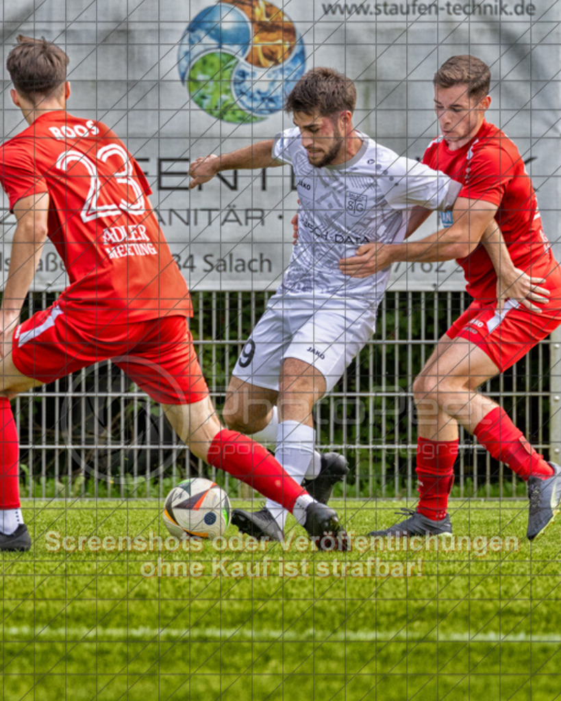 20250831_152649_0492-Bearbeitet-2 | Gökdeniz Celik (TSG Salach #29) im Zweikampf mit Felix Roos (SV Ebersbach #23) und  Fabian Bauer (SV Ebersbach #29)TSG Salach (weiß) vs. SV Ebersbach (rot), Fußball, Bezirksliga - Bezirk Neckar/Fils, 02. Spieltag, Saison 2025/2026, Rasensportplatz, Staufenecker Straße, 73084 Salach, 31.08.2025 - 15:00 Uhr,Foto: PhotoPeet-Sportfotografie/Peter Harich