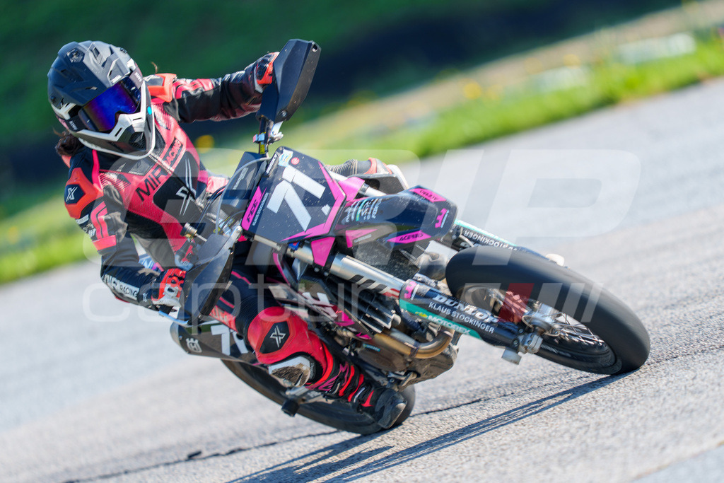 SuperMoto_Staatsmeisterschaft_Greinbach_052 | GRIPcapture steht für authentische Sportfotografie in Österreich – für Momente, die mehr sind als Geschwindigkeit oder Ergebnis. Es geht um Emotion, Spannung, Fokus und den Augenblick, der oft nur einen Wimpernschlag dauert.Ob Motorsport, Teamsport oder 