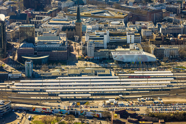 Dortmund250300198 | Luftbild, Hauptbahnhof Hbf mit Bahnhofsvorplatz und Bahnsteig, Gleisanlagen, Deutsches Fußballmuseum und Reinoldikirche, City, Dortmund, Ruhrgebiet, Nordrhein-Westfalen, Deutschland