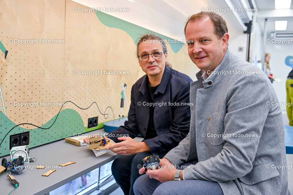 Wissenstruck_ missimo_ Deine Mission Morgen_ 29.08.2023-19 | 29.8.2023, Linz, AUT, Wissenstruck, missimo, Deine Mission Morgen, im Bild Gerfried Stocker (CEO und kuenstlerischer Leiter Ars Elektronica), Marco Alfter (Vorstandvorsitzender der Gemeinnuetzigen Privatstiftung Kaiserschild)