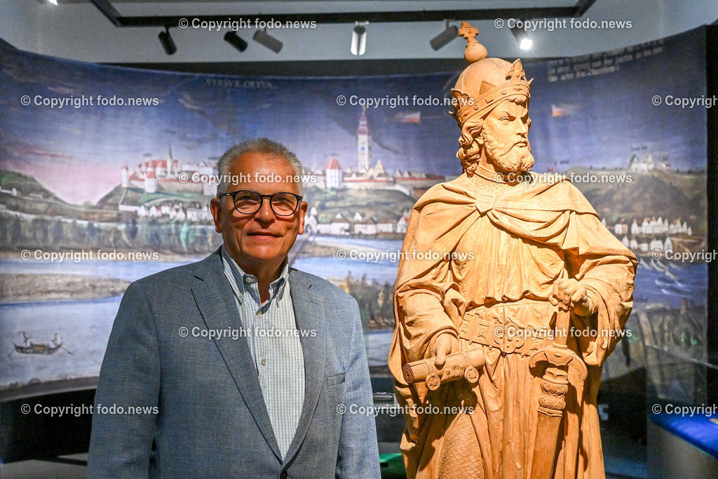 Enns_ Schloss Ennsegg_ Museum_ 19.06.2023-8 | 19.06.2023, Enns, AUT, Schloss Ennsegg, Museum, im Bild Museum, Vorbereitung der Ausstellung

Gottfried Kneifel (Obmann Museums Verein Lauriacum)