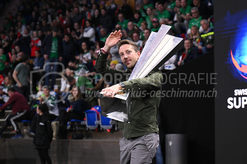 SV Wiler-Ersigen vs Floorball Köniz - 15. April 2023 | SV Wiler-Ersigen vs Floorball Köniz
Stimo Arena, Kloten
Pascal Meier bringt den Pokal in die Arena.
Bild: Sportfotografie Markus Aeschimann | www.markus-aeschimann.ch - Realisiert mit Pictrs.com