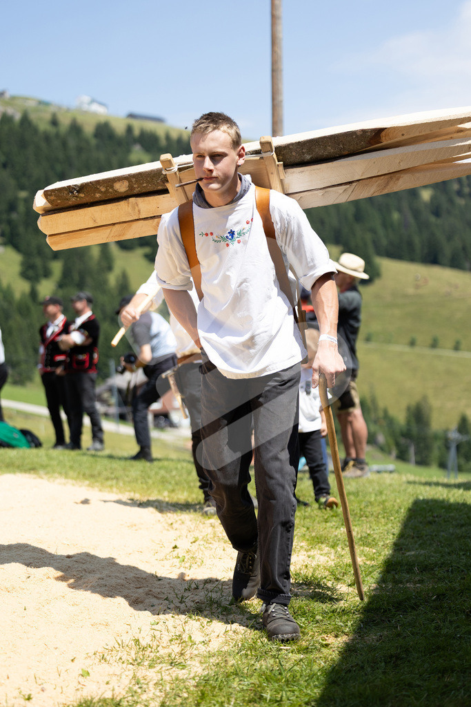 Rigi2025_2085 | Die Schwinger des Schwyzer Kantonalen Schwingerverbandes: Fotos, die Dynamik und Leidenschaft festhalten, sowie emotionale Momente aus dem traditionellen Schwingsport zeigen. - Realisiert mit Pictrs.com