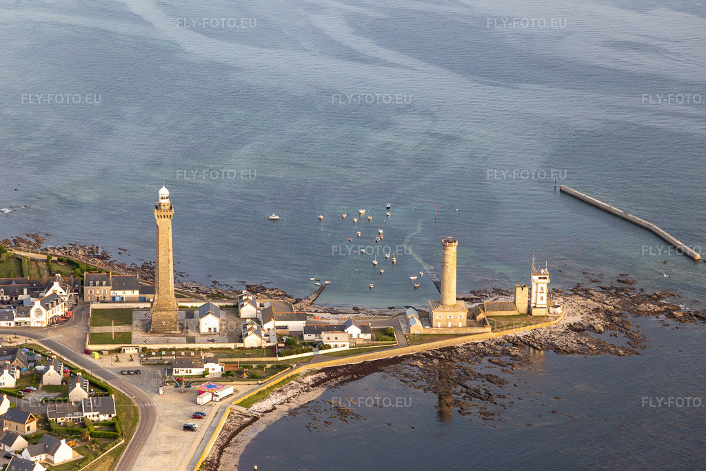 Vue aérienne: Phare d'Eckmühl et le vieux phare de Penmarch à Penmarch dans le département Finistère, France – .Photo: IMG_132608.jpg prise le 17/06/2022 par Werner Riehm/FLY-FOTO.eu – Résolution de l'original: 5380 x 3587 px – Mairie de Penmarc'h