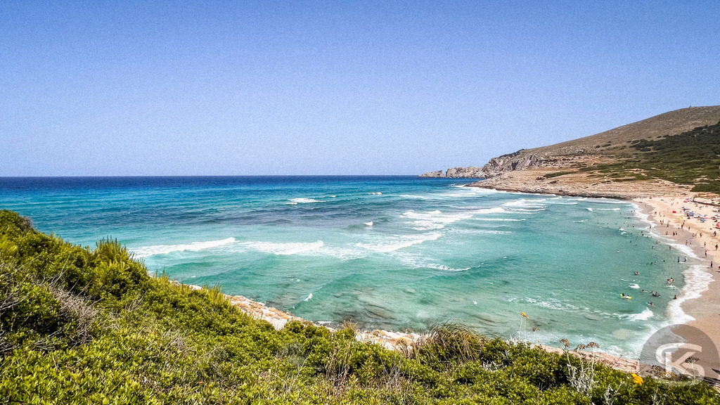 Cala Mesquida Mallorca – Türkisblauer Strand und wilde Küstenlandschaft | Traumhafter Ausblick auf den Strand Cala Mesquida auf Mallorca mit türkisblauem Wasser, feinem Sand und natürlicher Dünenlandschaft. Einer der schönsten Strände der Balearen. - Realisiert mit Pictrs.com