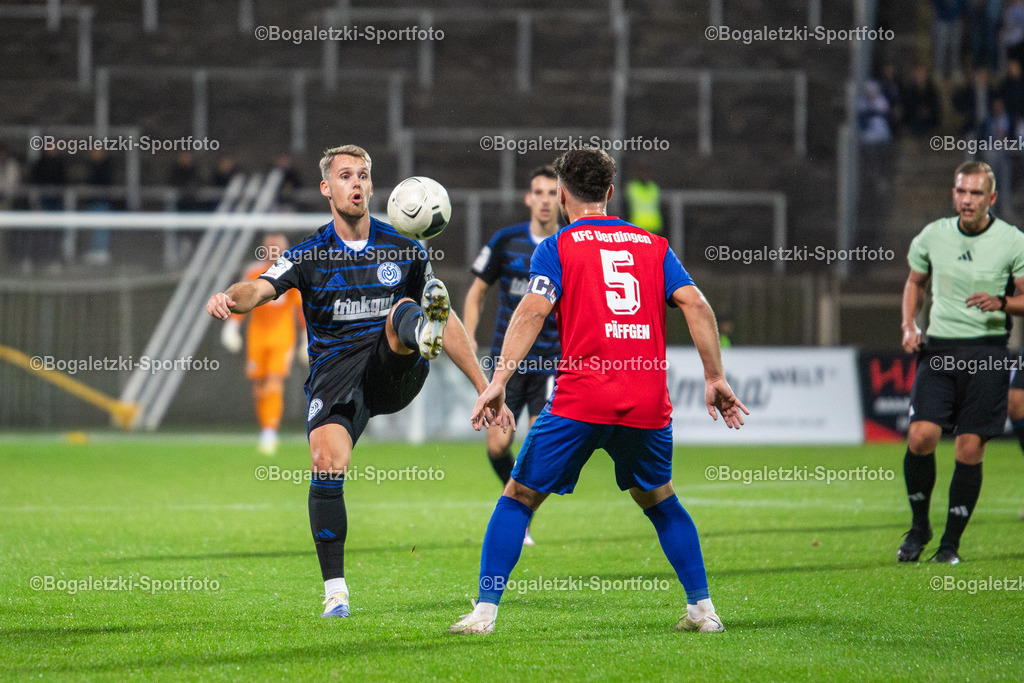 Töpken Ballannahme | 15.10.2025, Fußball, Niederrheinpokal, 3.Runde, KFC Uerdingen - MSV Duisburg: Thilo Töpken (MSV Duisburg #22) fischt einen Ball aus der Luft. Ole Päffgen (KFC Uerdingen #5) kann nur zugucken - Realisiert mit Pictrs.com