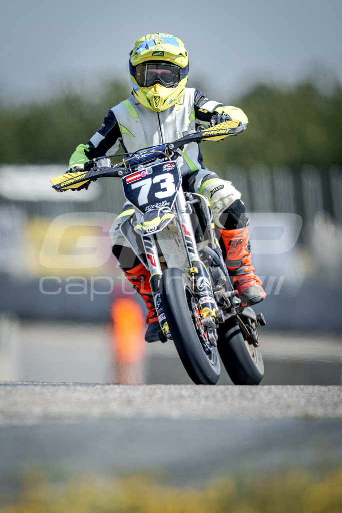 SuperMoto_Staatsmeisterschaft_Fuglau-896 | GRIPcapture steht für authentische Sportfotografie in Österreich – für Momente, die mehr sind als Geschwindigkeit oder Ergebnis. Es geht um Emotion, Spannung, Fokus und den Augenblick, der oft nur einen Wimpernschlag dauert.Ob Motorsport, Teamsport oder 